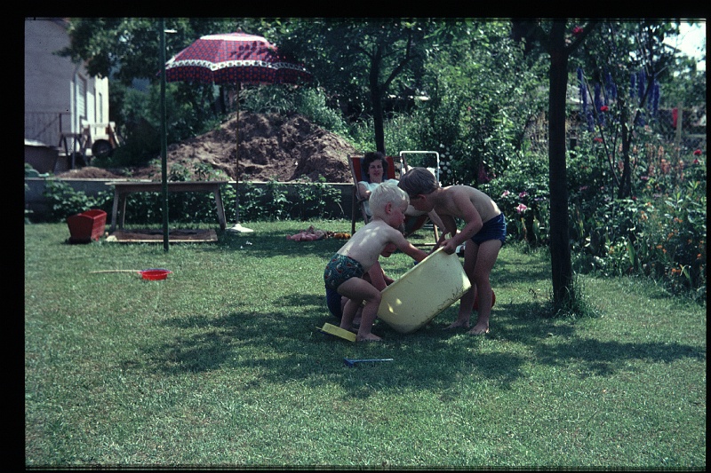 11.Regensburg jun 1966 Mama,Brigitte,Peter.JPG
